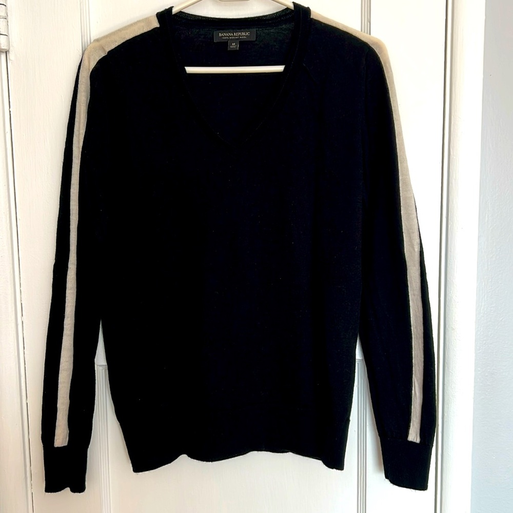Banana Republic V-neck sweater with off white stripe